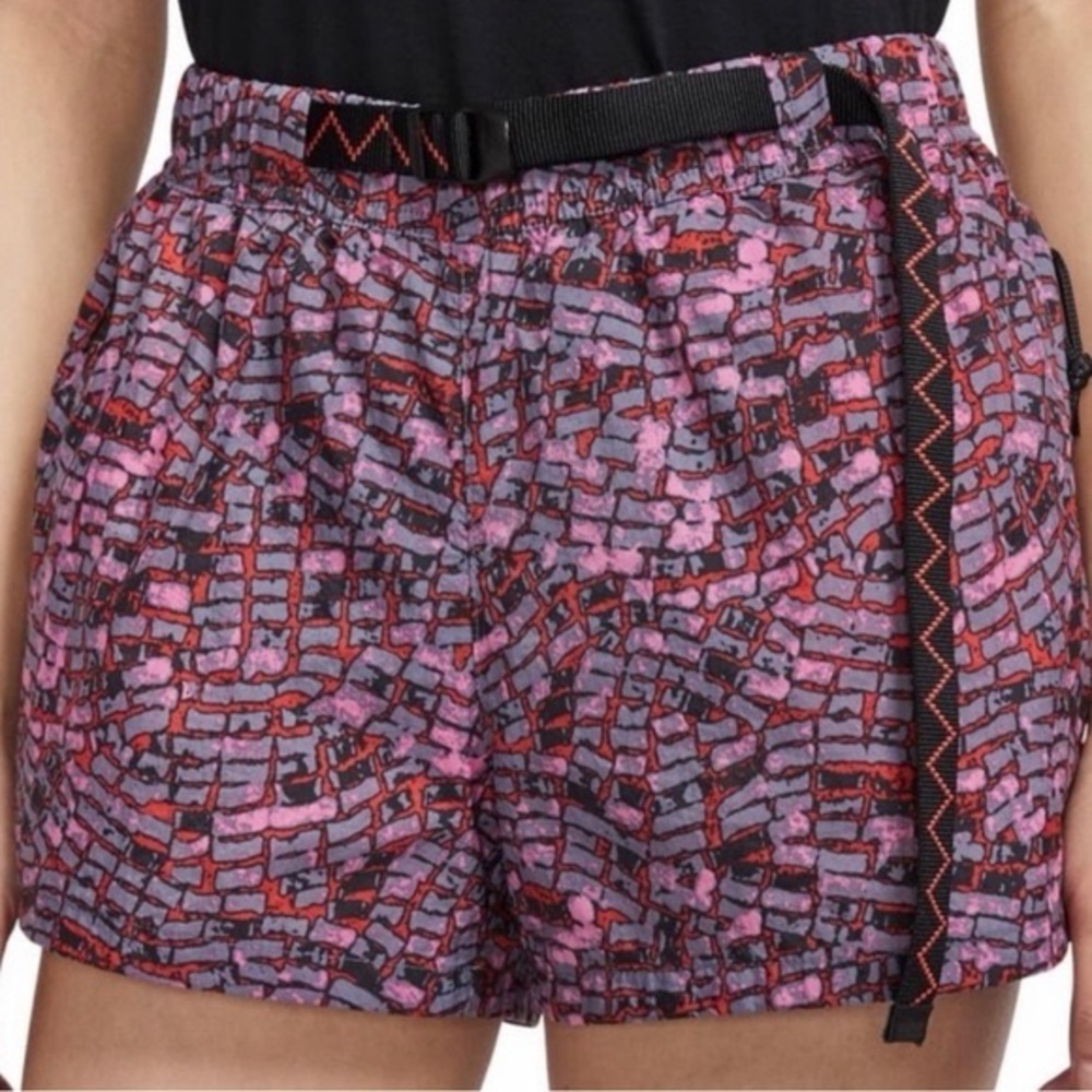 Nike Women's NRG ACG Printed Shorts Size Large EUC Athleisure Geometric